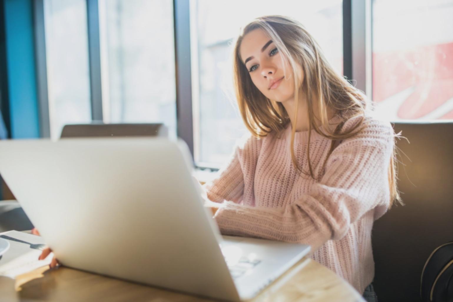 Postazione di editing video professionale con schermi multipli